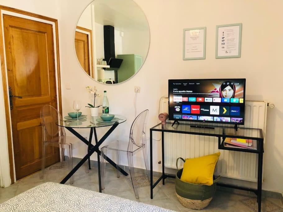 Cosy Studio Design With Modern Bathroom Vaureal Εξωτερικό φωτογραφία